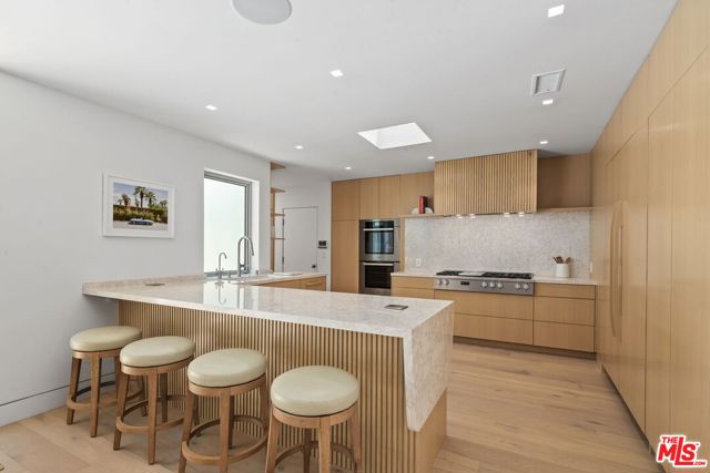 9451 Hidden Valley Place, Beverly Hills CA: https://media.crmls.org/mediaz/5a67c598-4186-459c-8415-cbb296b7210b.jpg