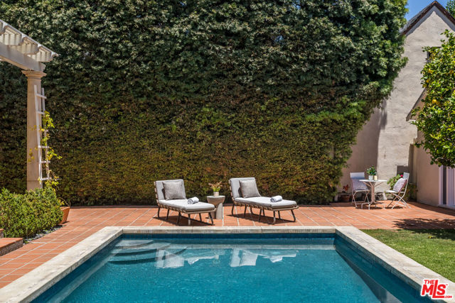 1622 N Orange Grove Avenue, Los Angeles CA: https://media.crmls.org/mediaz/5a687df7-ba24-4bf2-952e-20aee599ade2.jpg