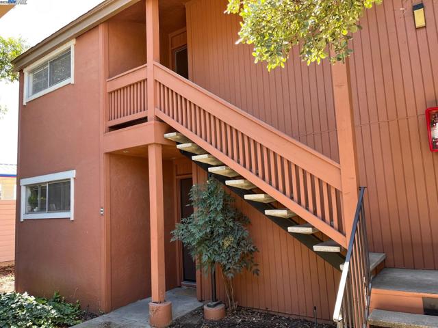 810 Oak Grove Rd, Concord CA: https://media.crmls.org/mediaz/5a68aaab-4a57-40aa-b8fa-a5ec300b3122.jpg