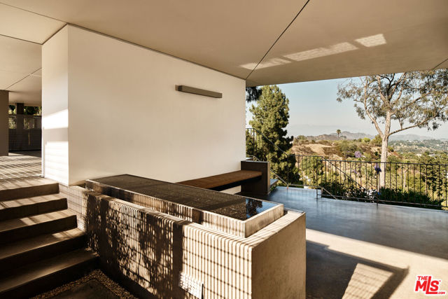 2500 Briarcrest Road, Beverly Hills CA: https://media.crmls.org/mediaz/5a693b1b-e1f5-4b90-90e2-8280ae851f44.jpg