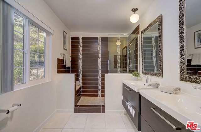 4990 Llano Drive, Woodland Hills CA: https://media.crmls.org/mediaz/5a693d3f-9d28-4cfb-90f6-c5c2c2fc3c3d.jpg