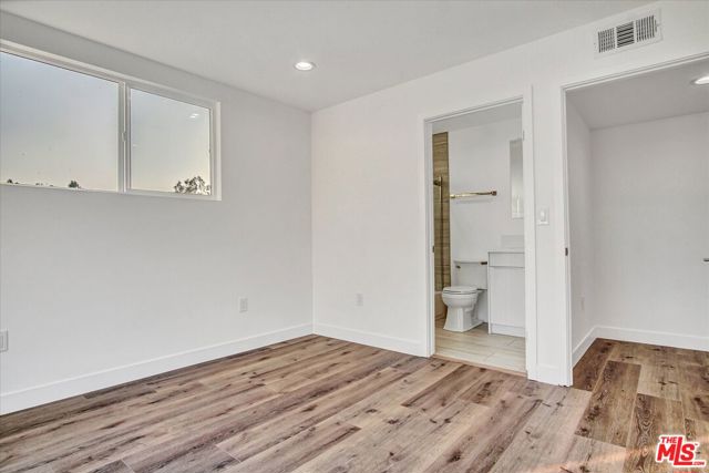 2419 S Cochran Avenue, Los Angeles CA: https://media.crmls.org/mediaz/5a6992d6-f30d-46d6-8c3a-5e2908b0c085.jpg