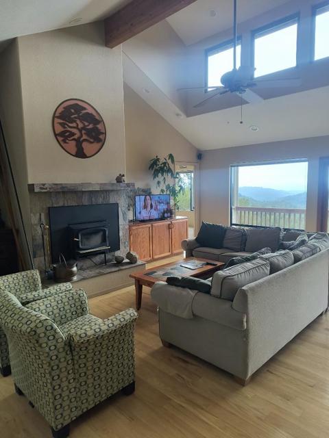 1380 Amaya Ridge Road, Soquel CA: https://media.crmls.org/mediaz/5a6a4584-52d9-4094-8ca9-dc9ba6fdf4b3.jpg