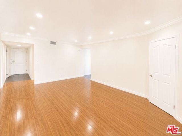 5009 Woodman Avenue, 202 photo 4