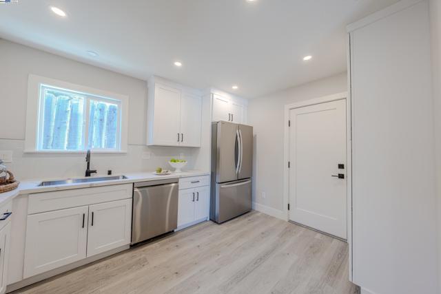 10007 Burr St, Oakland CA: https://media.crmls.org/mediaz/5a6b43e0-9e37-4162-b155-599ad8d85324.jpg