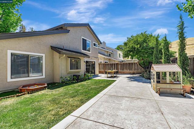 2329 Sweetwater Dr, Martinez CA: https://media.crmls.org/mediaz/5a6bbec0-34d3-4858-9129-5ecd7ac9b875.jpg
