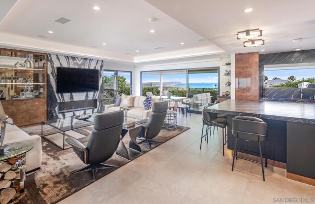 5560 Moonlight Lane, La Jolla CA: https://media.crmls.org/mediaz/5a6c2b84-a3c1-497a-8c9e-076391d03c4d.jpg