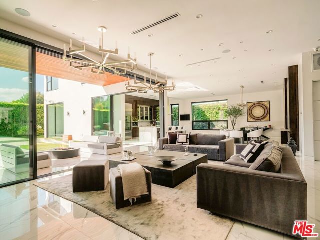 4049 Coldwater Canyon Avenue, Studio City CA: https://media.crmls.org/mediaz/5a6d01b1-bd06-4af7-b8c5-12977363d7ba.jpg