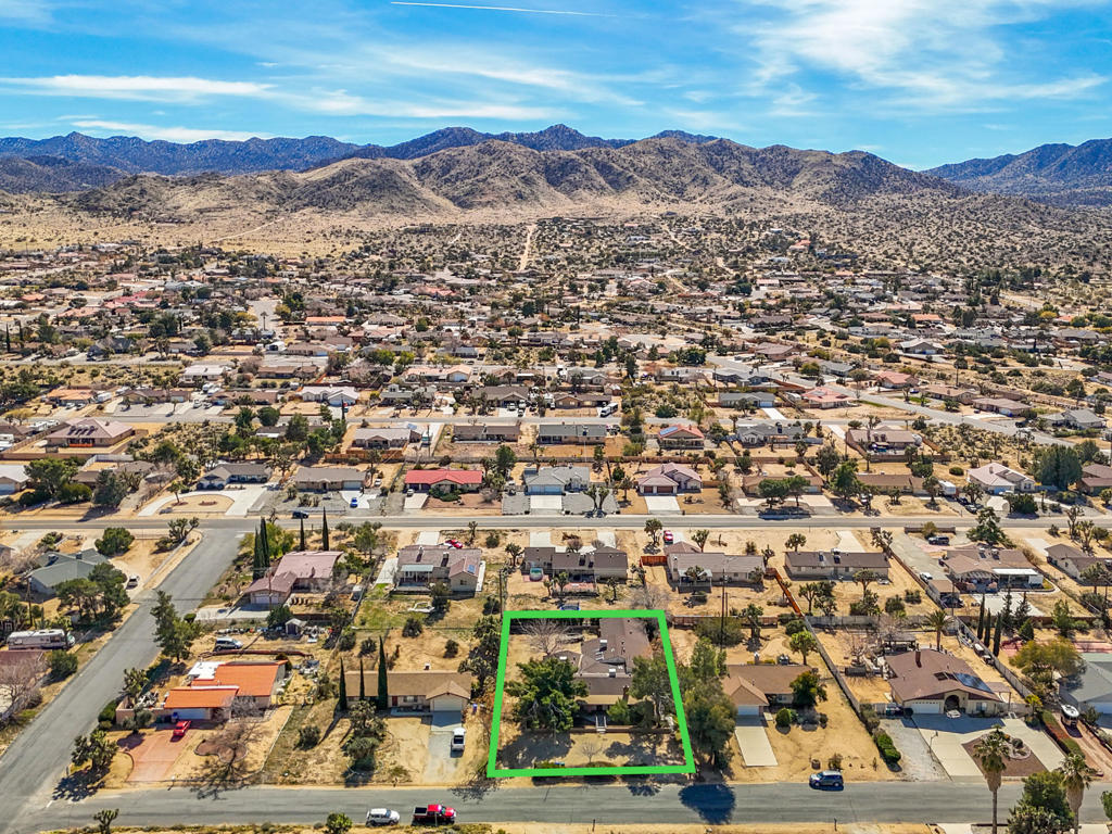 https://media.crmls.org/mediaz/5a6d1cf3-d967-4ce2-a4e1-043fdff1a45e.jpg?preset=X-Large