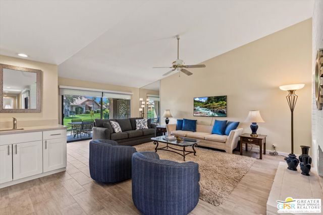 34 Camino Arroyo Place, Palm Desert CA: https://media.crmls.org/mediaz/5a6deff0-a1a8-401b-a37e-6612cfdef00d.jpg