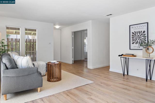 5514 Roundtree Dr, Concord CA: https://media.crmls.org/mediaz/5a6df21f-89d3-4c3b-be38-b9294aa9085b.jpg