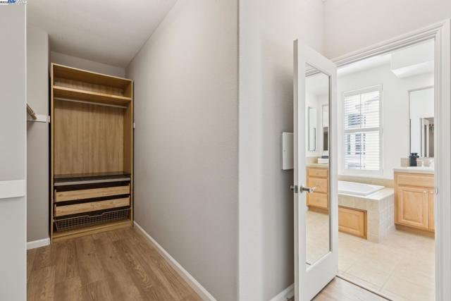 5 Cornelius Sq, Alameda CA: https://media.crmls.org/mediaz/5a6e6bbd-11ec-406d-a871-3568f6034d1c.jpg