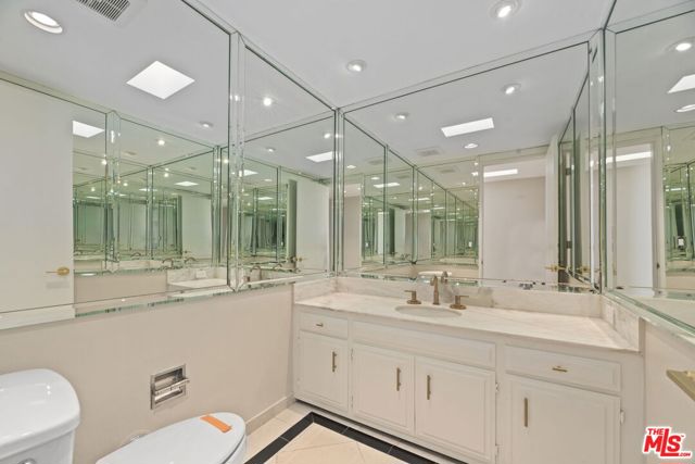 1860 Loma Vista Drive, Beverly Hills CA: https://media.crmls.org/mediaz/5a6e7cd1-08ce-43fe-8831-449320ecad33.jpg
