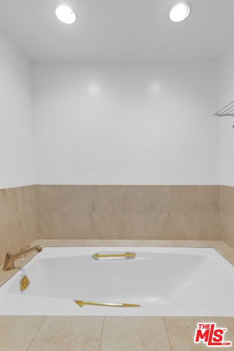 121 N Almont Drive, Beverly Hills CA: https://media.crmls.org/mediaz/5a6f03c2-74ee-4499-9482-f2fe45f1bef0.jpg