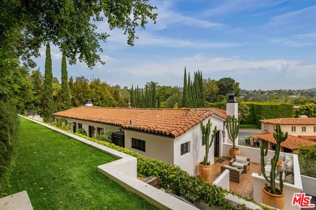 1800 Angelo Drive, Beverly Hills CA: https://media.crmls.org/mediaz/5a6ff576-8359-423d-8dc9-7496b3cfc6f2.jpg