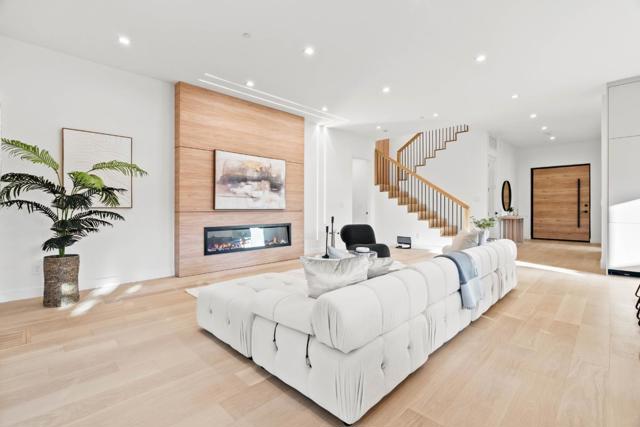 700 Farley Street, Mountain View CA: https://media.crmls.org/mediaz/5a702589-c11e-4b4e-8920-0ede6032db47.jpg