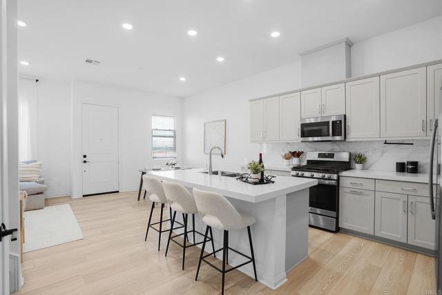 Detail Gallery Image 10 of 39 For 2040 Bluestone Cir, Chula Vista,  CA 91913 - 3 Beds | 2/1 Baths