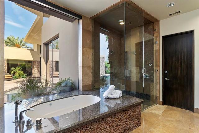 72 Royal Saint Georges Way, Rancho Mirage CA: https://media.crmls.org/mediaz/5a710278-9e1d-46eb-a6ba-3b1dab79af9c.jpg