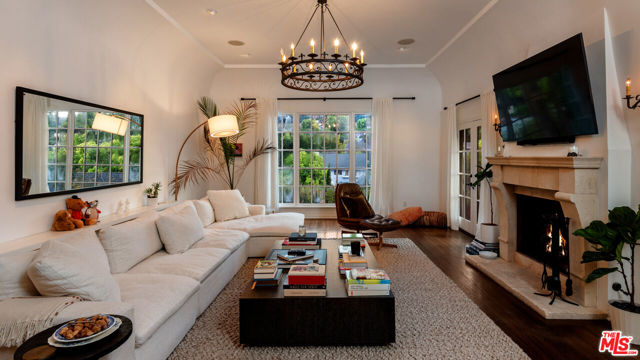 3145 La Suvida Drive, Los Angeles CA: https://media.crmls.org/mediaz/5a716037-f58c-4549-874e-22969ed5affd.jpg