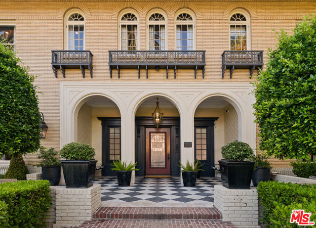 601 S Windsor Boulevard, Los Angeles CA: https://media.crmls.org/mediaz/5a71bad4-f351-457c-ac9c-6d8fae776454.jpg