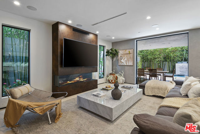 428 N La Jolla Avenue, Los Angeles CA: https://media.crmls.org/mediaz/5a722bf2-03ff-4af9-b119-f8431ce915ec.jpg