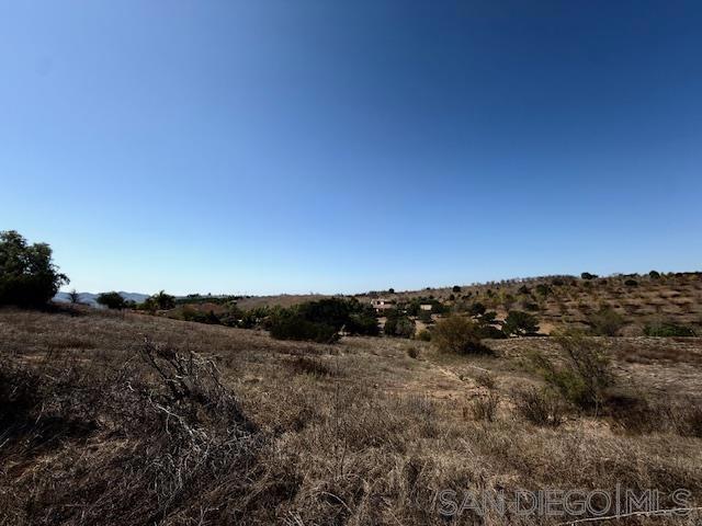 9562 Covey Ln, Escondido CA: https://media.crmls.org/mediaz/5a72b8e0-ba3d-4c5a-ade6-30687550c26a.jpg