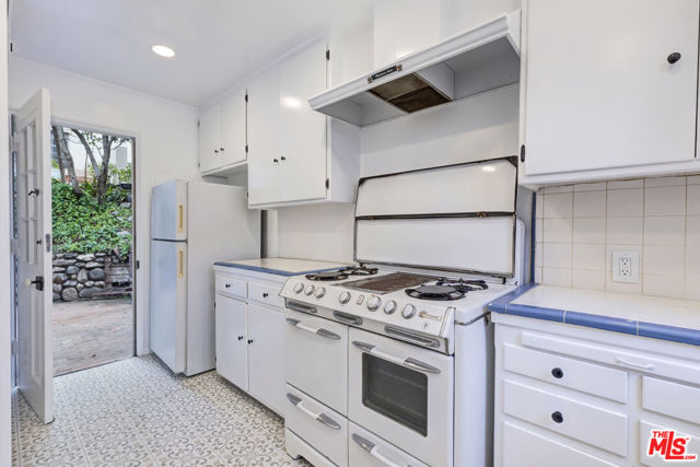 Drew Fenton | 271 Beloit Avenue Los Angeles CA | MLS: 7455926