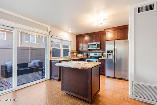 579 Rio Grande Circle, Thousand Oaks CA: https://media.crmls.org/mediaz/5a73a486-2623-4b8c-a2a7-3f048f4aa54d.jpg