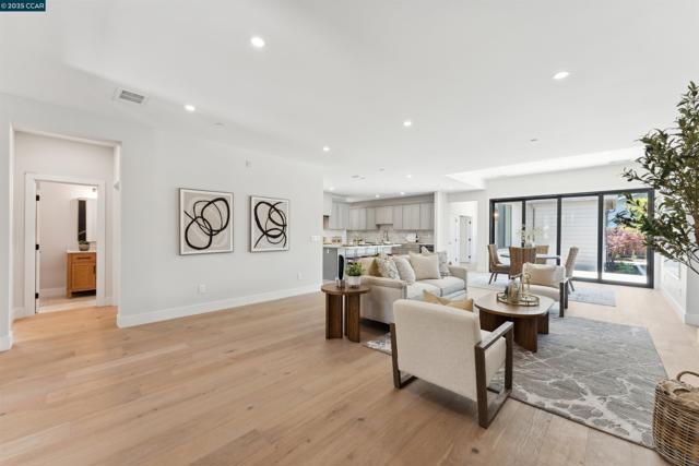 951 Yorkshire Ct, Lafayette CA: https://media.crmls.org/mediaz/5a775004-c035-473d-9149-6bbddac5639b.jpg