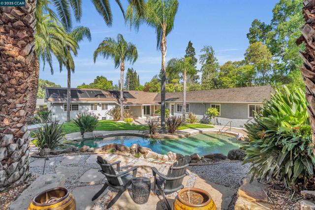 967 Ocho Rios Dr, Danville CA: https://media.crmls.org/mediaz/5a77c326-56d7-4b54-b428-8386ab37af54.jpg