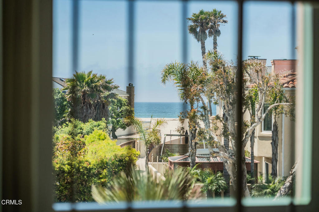 https://media.crmls.org/mediaz/5a7a0241-a8f8-41e4-bc31-5978f20ca6be.jpg?preset=X-Large