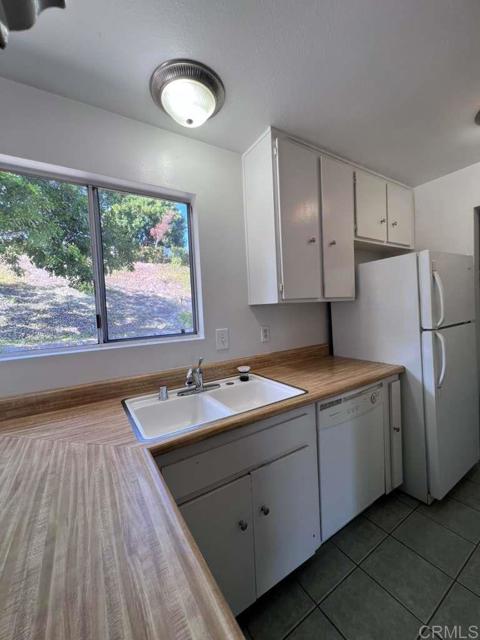 4734 Rim Rock Road, Oceanside CA: https://media.crmls.org/mediaz/5a7b8689-5241-4a2e-8b9a-4c637eeefd89.jpg