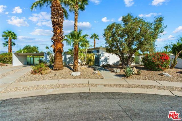 888 E Janet Circle, Palm Springs CA: https://media.crmls.org/mediaz/5a7c072b-7843-4c1b-885a-48fe977e9942.jpg