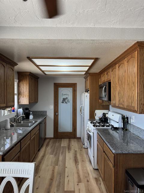 22394 Lone Eagle Rd, Apple Valley CA: https://media.crmls.org/mediaz/5a7c18f4-d644-44ea-af68-d467d880f965.jpg