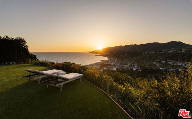 307 Mount Holyoke Avenue, Pacific Palisades CA: https://media.crmls.org/mediaz/5a7c3ae3-b438-475f-be00-8ce1d068f17f.jpg
