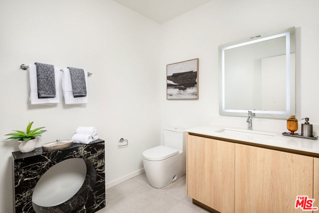 200 W Ocean Boulevard, Long Beach CA: https://media.crmls.org/mediaz/5a7d3d2d-9f37-42ed-80ca-8bf3a6249bd3.jpg