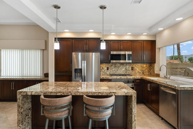 38678 Dahlia Way, Palm Desert CA: https://media.crmls.org/mediaz/5a7d746f-a14e-4ab9-a6e7-d20b47fcd531.jpg