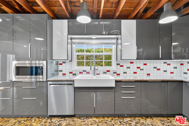 2121 Marine Street, Santa Monica CA: https://media.crmls.org/mediaz/5a7da57e-bfd0-4101-9472-c6c880d38927.jpg