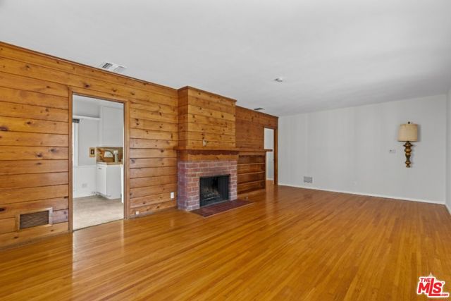 5733 Colfax Avenue, North Hollywood CA: https://media.crmls.org/mediaz/5a7f6360-26b5-44fe-923f-5d28f0a380a1.jpg