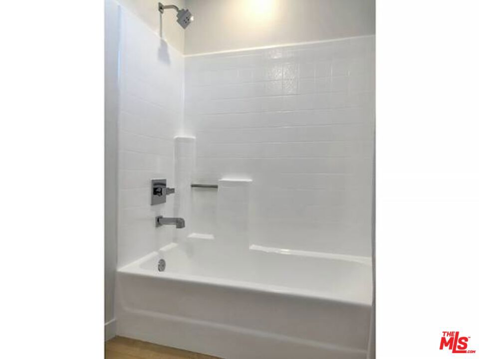 https://media.crmls.org/mediaz/5a8063f5-f017-4702-8e1e-a225e59dcff8.jpg?preset=X-Large