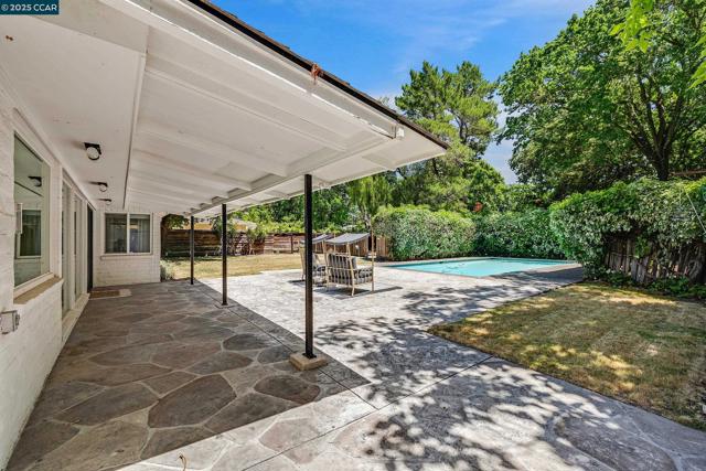51 Bolla Ave, Alamo CA: https://media.crmls.org/mediaz/5a80866a-cd48-408f-86f5-11231653f324.jpg