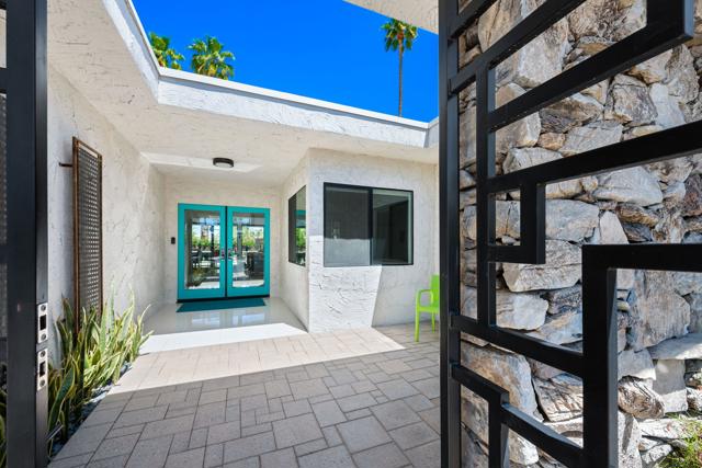 1380 Malaga Circle, Palm Springs CA: https://media.crmls.org/mediaz/5a82138b-171d-42be-897f-775bff765675.jpg