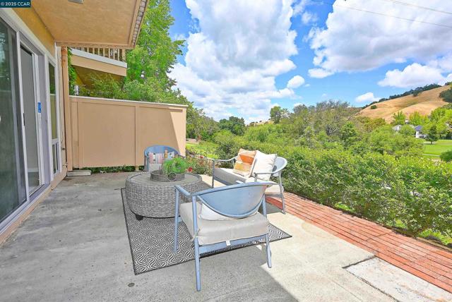 3434 Tice Creek Dr, Walnut Creek CA: https://media.crmls.org/mediaz/5a84793e-07d5-4a7b-ab23-af94953dd16b.jpg
