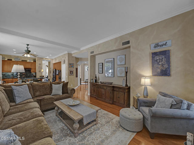 331 Briar Bluff Circle, Thousand Oaks CA: https://media.crmls.org/mediaz/5a8567b0-202f-4b56-995a-050c7ff0dafb.jpg