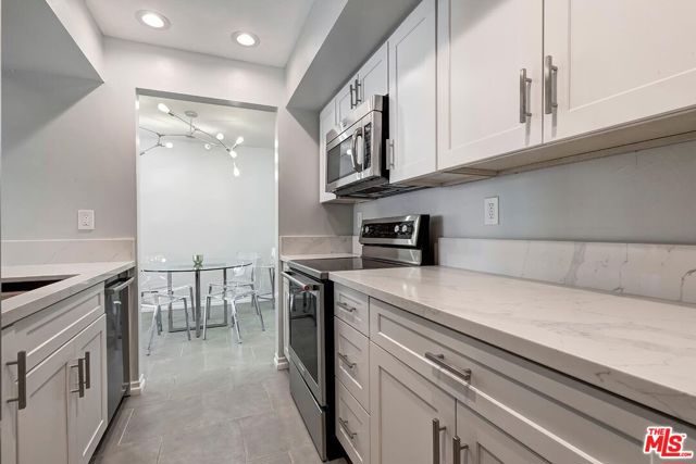 906 N Doheny Drive, West Hollywood CA: https://media.crmls.org/mediaz/5a85de40-625f-4772-8bb6-75dc392e4a9d.jpg