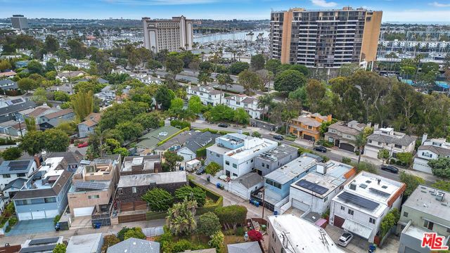 749 Oxford Ave Avenue, Venice CA: https://media.crmls.org/mediaz/5a864620-b8c6-4ed3-9452-4d36aafdf693.jpg