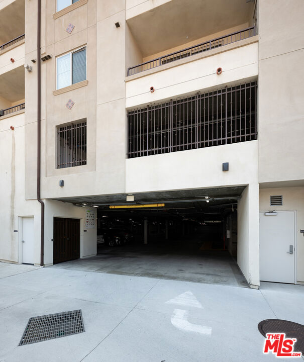 627 Deep Valley Drive, Rolling Hills Estates CA: https://media.crmls.org/mediaz/5a86a451-131c-4af1-a587-b13b4822e677.jpg