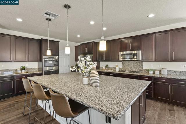 589 W Huntington Ave, Mountain House CA: https://media.crmls.org/mediaz/5a878319-395c-46ca-89de-7183e9c38075.jpg