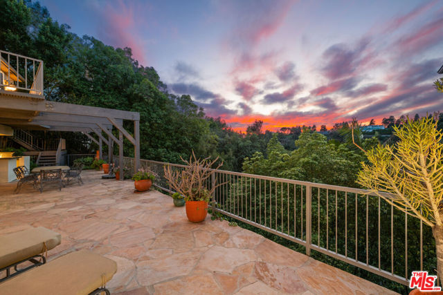 9430 Readcrest Drive, Beverly Hills CA: https://media.crmls.org/mediaz/5a878fa5-8796-4b9d-912d-07c6801c6839.jpg