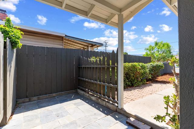 102 W 15Th St, Antioch CA: https://media.crmls.org/mediaz/5a879bc3-56c7-478f-8232-a79c42e60b0d.jpg
